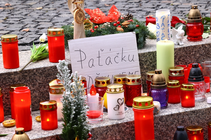 FOTO: Pietní místo na Patrika Hezuckého. – stránka 288