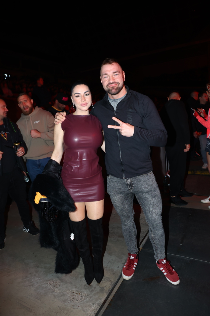 FOTO: Karlos Benda dorazil po boku své partnerky. – stránka 12