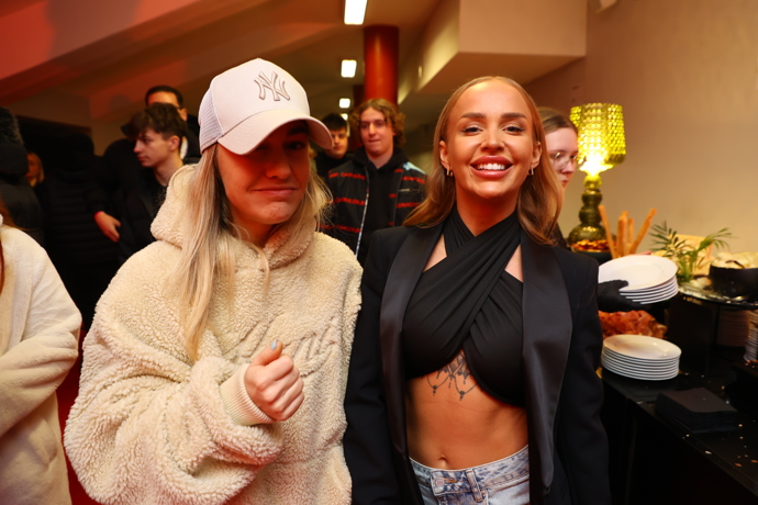 FOTO: Bára Mlejnková a Dominika Horáková. – stránka 1