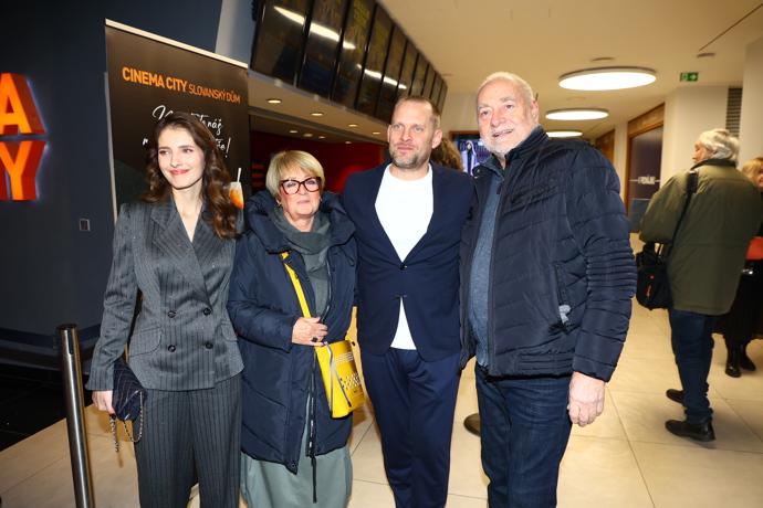 FOTO: Jakub Prachař a Sara Sandeva na premiéře filmu Dream Team. – stránka 13