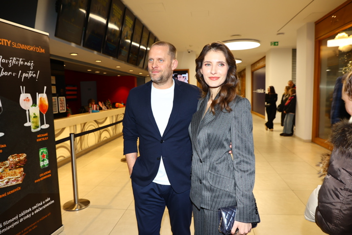 FOTO: Jakub Prachař a Sara Sandeva na premiéře filmu Dream Team. – stránka 12