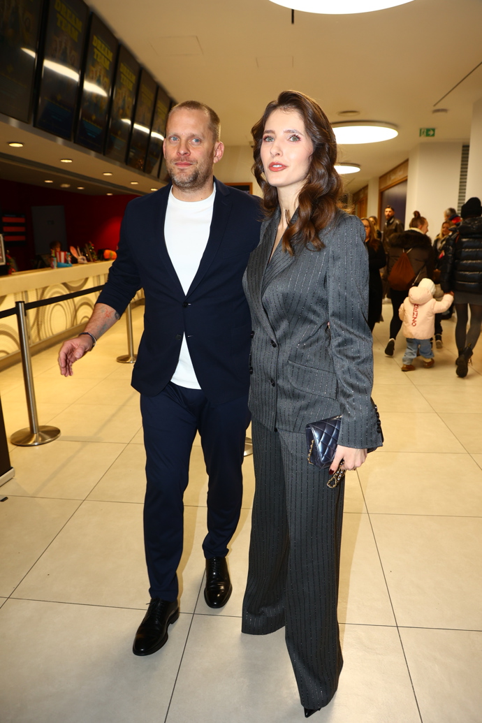 FOTO: Jakub Prachař a Sara Sandeva dorazili spolu na premiéru filmu Dream Team. – stránka 11