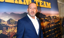   Martin Hofmann v elegantním obleku. 