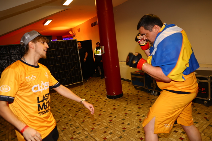 FOTO: Pavel Novotný v zákulisí těsně před zápasem. – stránka 1