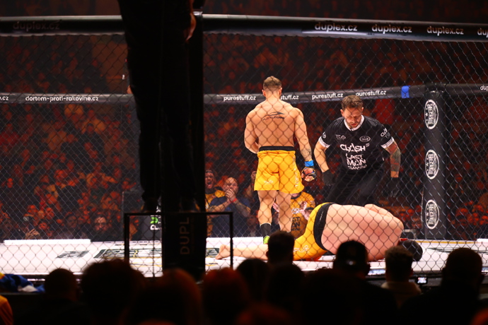 FOTO: Pavel Novotný a Antonín Hodan. – stránka 7