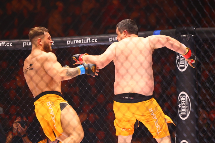 FOTO: Pavel Novotný v zápase s Antonínem Hodanem. – stránka 5