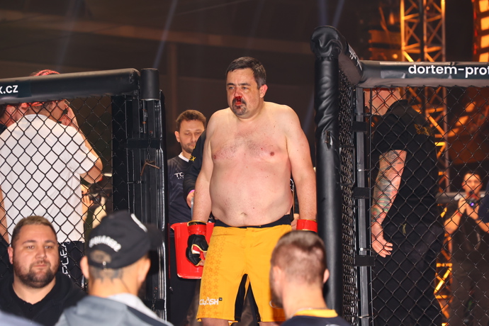 FOTO: Pavel Novotný nastupuje do klece. – stránka 4