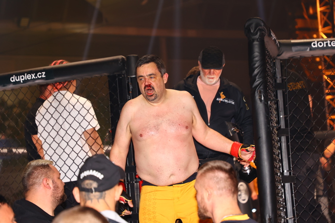 FOTO: Pavel Novotný nastupuje do zápasu. – stránka 3