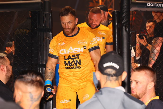 FOTO: Antonín Hodan nastupuje do klece. – stránka 79