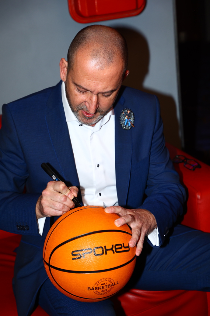 FOTO: Martin Hofmann podepisoval basketbalový míč. – stránka 1