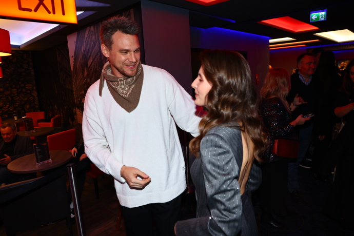 FOTO: Vojta Dyk přivítal Saru Sandevu. – stránka 2