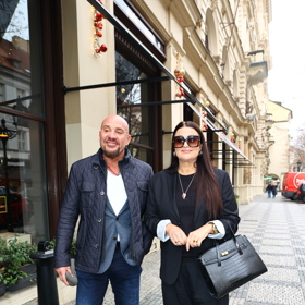 Herečka sází na monochromatické černé outfity, které ale umí oživit nápaditými prvky. Saku ohrne rukávy...