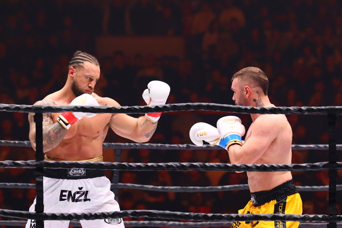 FOTO: Karlos Benda a Jakub Enžl v ringu. – stránka 10