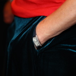 V detailu také ukázala luxusní hodinky z klenotnictví Cartier. 