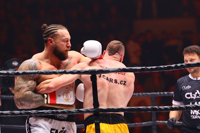 FOTO: Karlos Benda a Jakub Enžl si to rozdali v boxu. – stránka 7