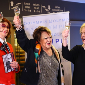 Herečka si připíjí na zdraví malého Toníčka.