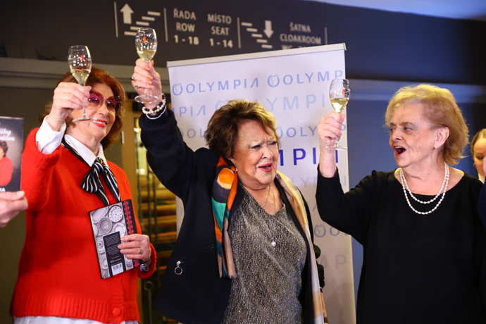 FOTO: Herečka si připíjí na zdraví malého Toníčka. – stránka 5