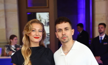 Červená kabelka dodala perfektní dojem.