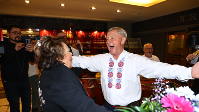 FOTO: Herečka to pořádně roztočila, věk na ní není znát.