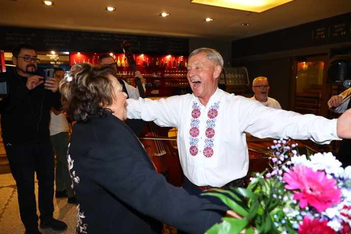 FOTO: Herečka to pořádně roztočila, věk na ní není znát. – stránka 23