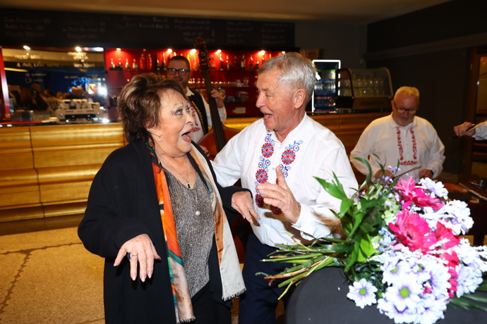 FOTO: Legendární herečka zářila štěstím, stala se prababičkou. – stránka 20