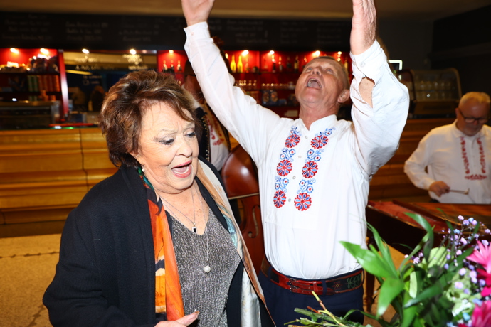 FOTO: Zábavný křest kuchařky Jiřiny Bohdalové. – stránka 10