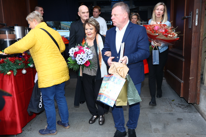 FOTO: Bohdalová obdržela mnoho kytic. – stránka 9