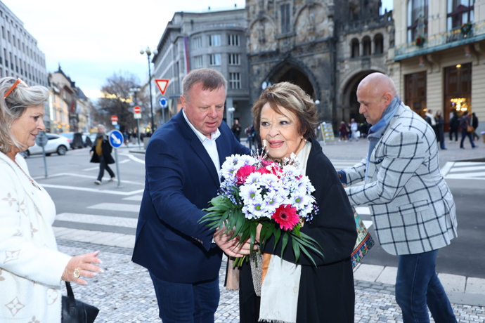 FOTO: Jiřina Bohdalová ukázala, že do starého železa rozhodně nepatří. – stránka 6