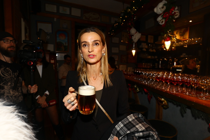 FOTO: Pivo vyměnila za víno. – stránka 6