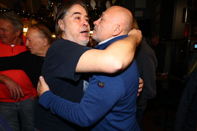 FOTO: Svým objetím ho téměř uškrtil. – stránka 5