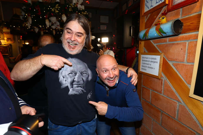 FOTO: Michal David se skvěle bavil po boku ředitele divadla. – stránka 16