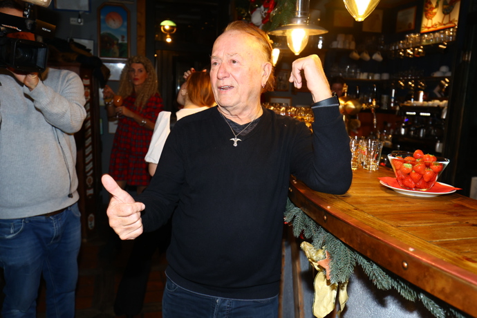 FOTO: Petr Janda na baru. – stránka 109