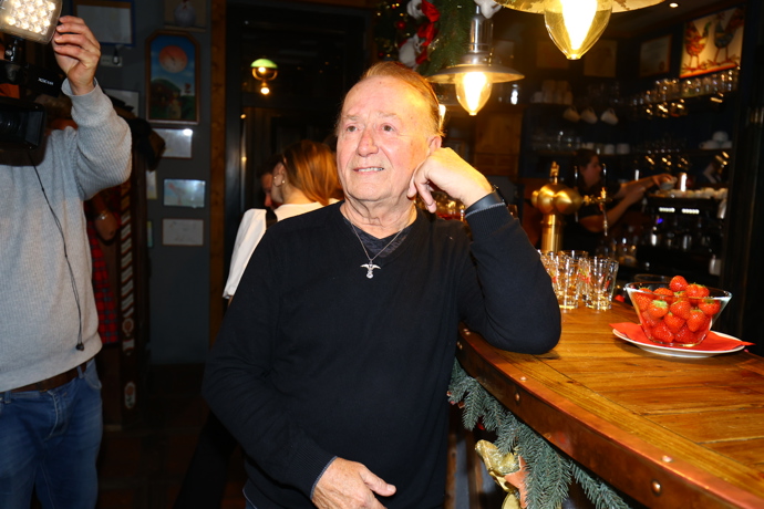 FOTO: Petr Janda si během večera našel chvilku i pro sebe. – stránka 4