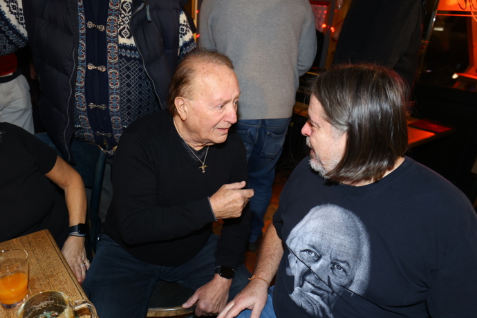 FOTO: Petr Janda při konverzaci s Oldřichem Lichtenberg. – stránka 101