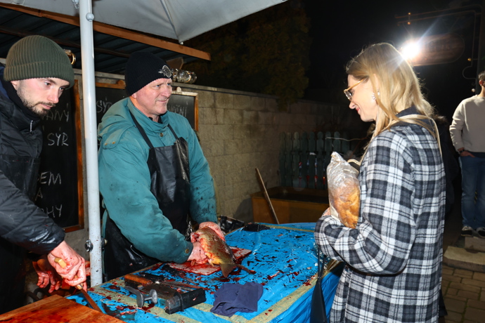 FOTO: Jirešová si doma na svátky odnesla kapra. – stránka 3