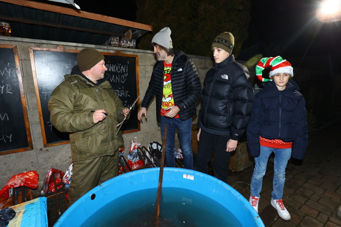 FOTO: Jakub Kohák se chopil výlovu kapra. – stránka 56