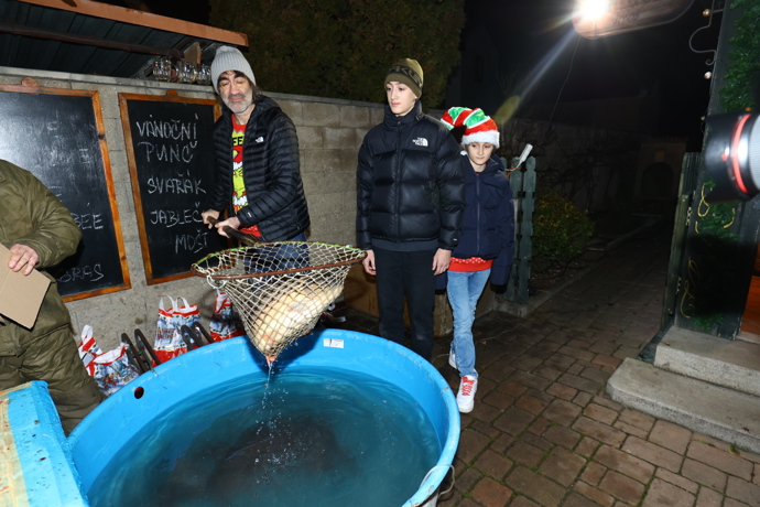 FOTO: Synové Jakuba Koháka svého tatínka pečlivě pozorovali. – stránka 53