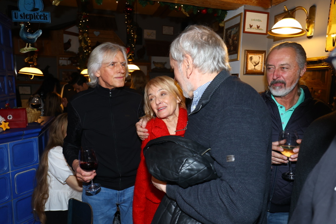 FOTO: Veronika Žilková a Ivan Hubáč ve společnosti svých kolegů. – stránka 21