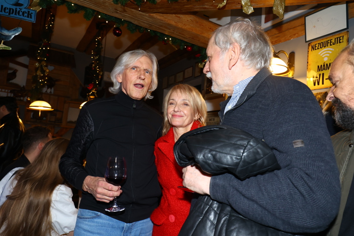 FOTO: Veronika Žilková a Ivan Hubáč na tradičním Vánočním večírku Divadla Broadway. – stránka 19