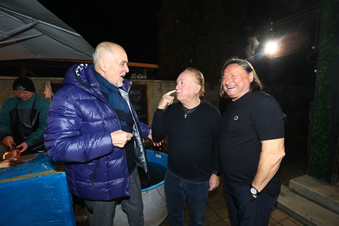 FOTO: Petr Janda si užíval společnost svých kolegů. – stránka 87