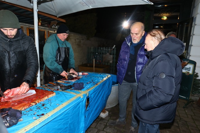 FOTO: Zpěvák Petr Janda nezapomněl na kapra. – stránka 86