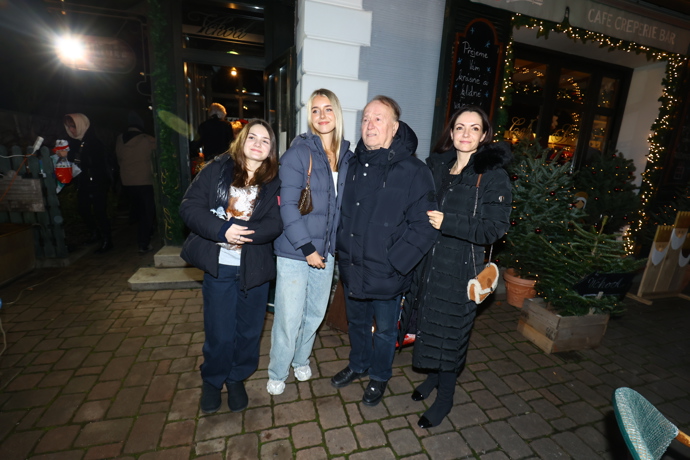 FOTO: Petr Janda se pochlubil půvabnou manželkou a dospívajícími dcerami. – stránka 15