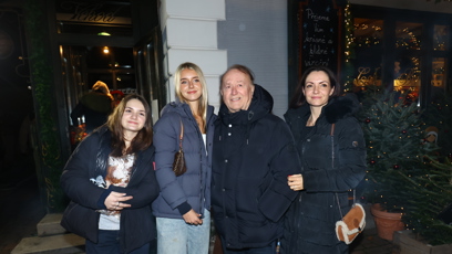FOTO: Petr Janda dorazil na tradiční Vánoční večírek Divadla Broadway po boku manželky Alice Jandové a svých dvou dcer.