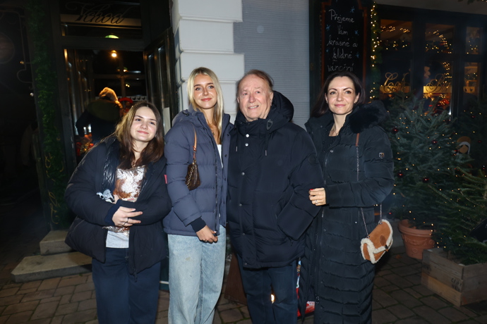 FOTO: Petr Janda dorazil na tradiční Vánoční večírek Divadla Broadway po boku manželky Alice Jandové a svých dvou dcer. – stránka 14