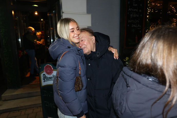 FOTO: Petr Janda v obětí své dcery Anežky. – stránka 11