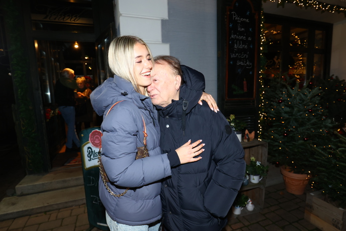 FOTO: Zpěvák Petr Janda se svou dcerou Anežkou Jandovou. – stránka 9