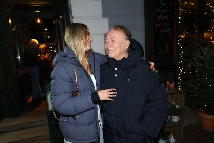 FOTO: Petr Janda se po boku své krásné dcery Anežky skvěle bavil. – stránka 7