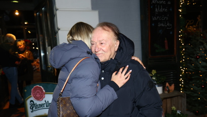 FOTO: Petr Janda při objetí se svou dcerou Anežkou.