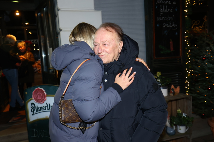 FOTO: Petr Janda při objetí se svou dcerou Anežkou. – stránka 6