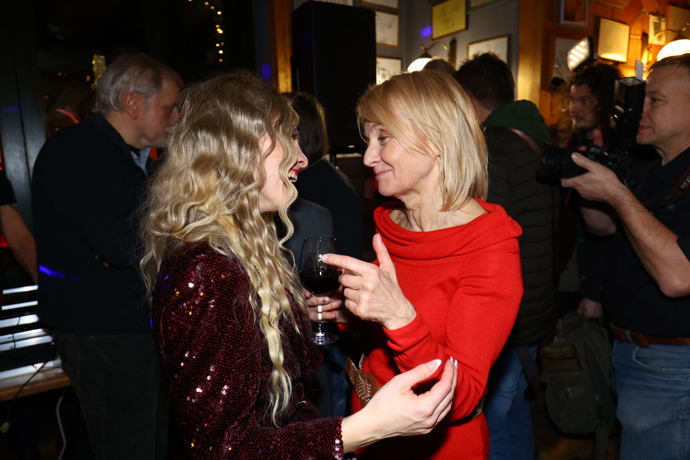 FOTO: Veronika Žilková si večer velmi užívala. – stránka 17